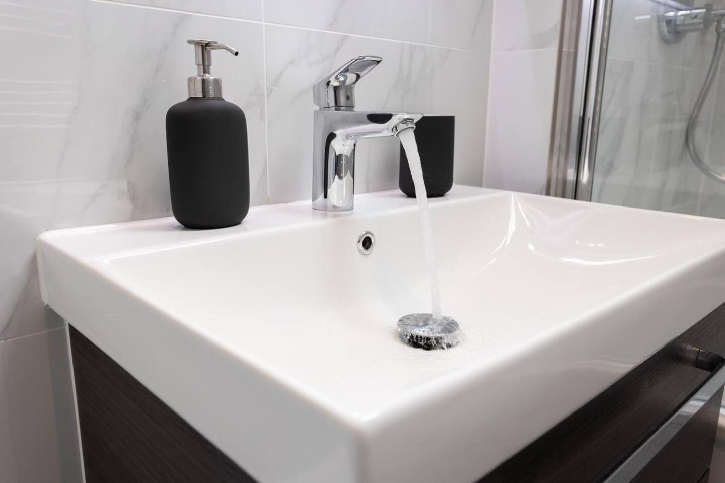 D & D Luxury Apartments Станмор Екстериор снимка