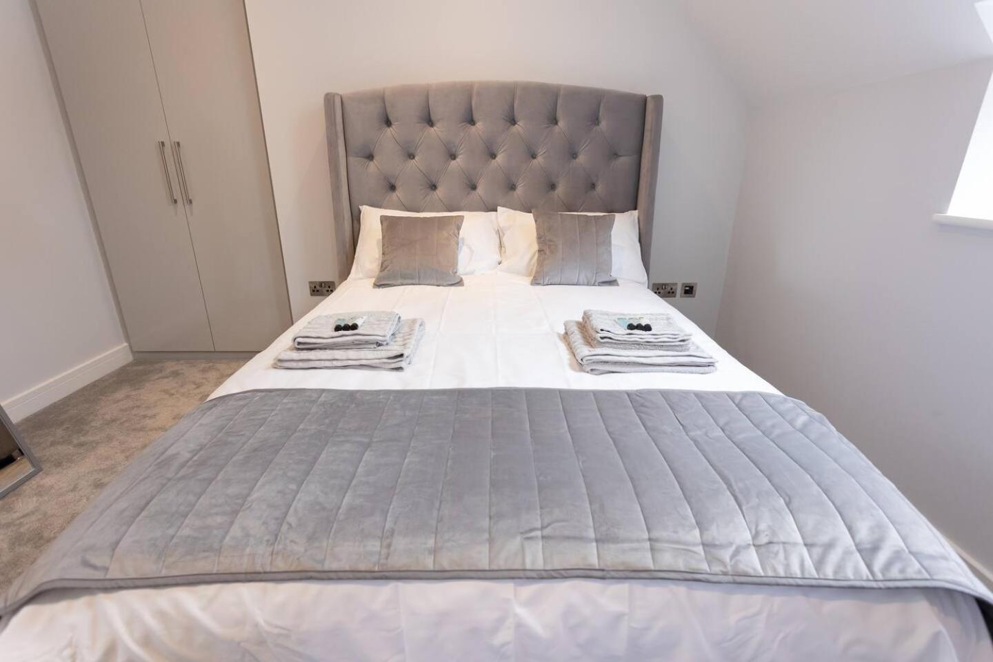 D & D Luxury Apartments Станмор Екстериор снимка